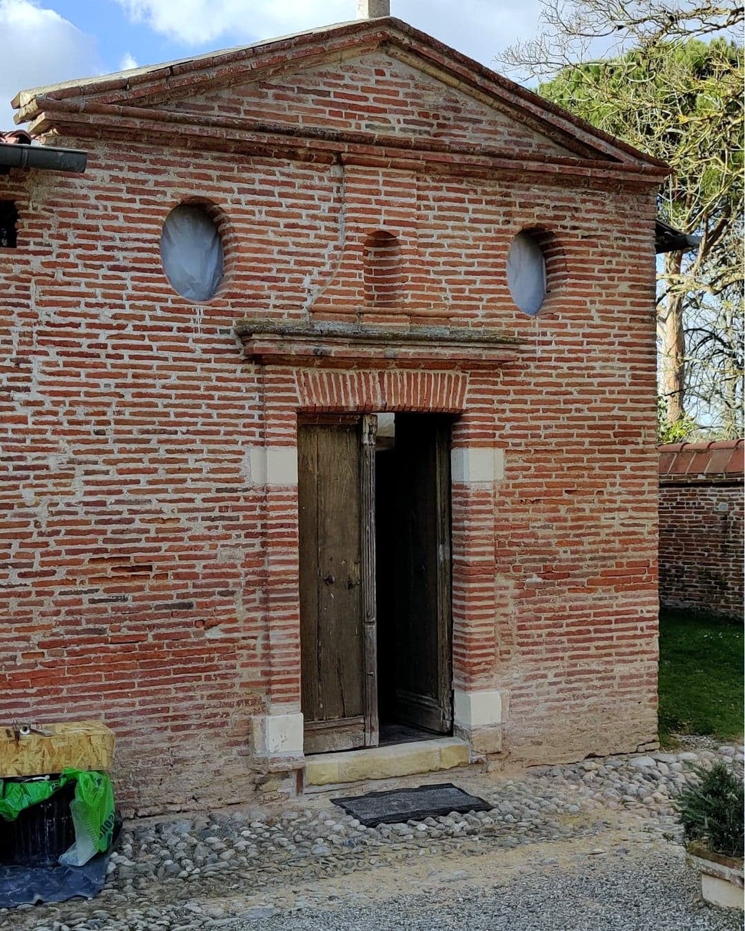 Rénovation électrique d'une chapelle privée appartenant à une personne soucieuse du patrimoine